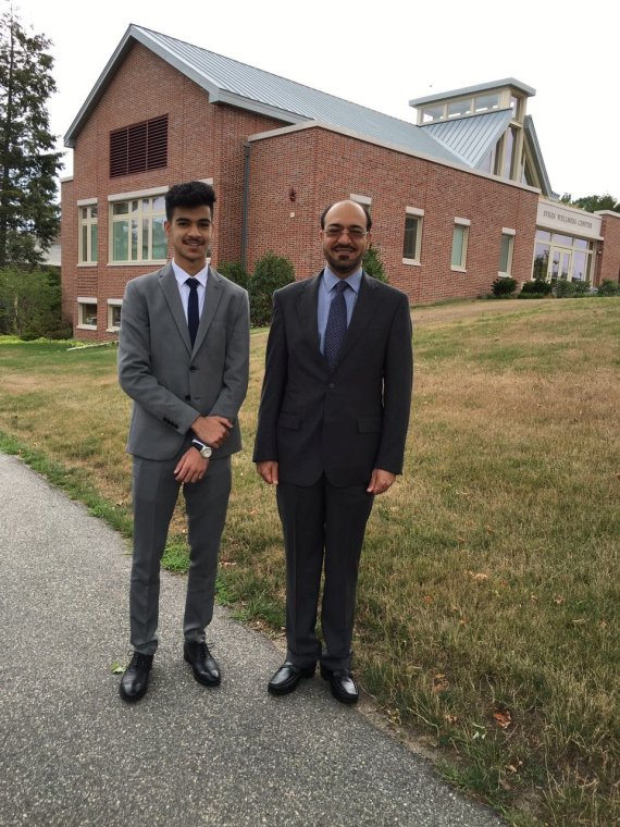 지난 2016년 5월에 미국 메사추세츠주 보스턴의 학교를 방문한 사드 알 자브리(오른쪽)와 그의 아들 오마르 알 자브리. 오마르 알 자브리는 지난 5월 사우디에서 당국에 의해 체포됐다.로이터뉴스1