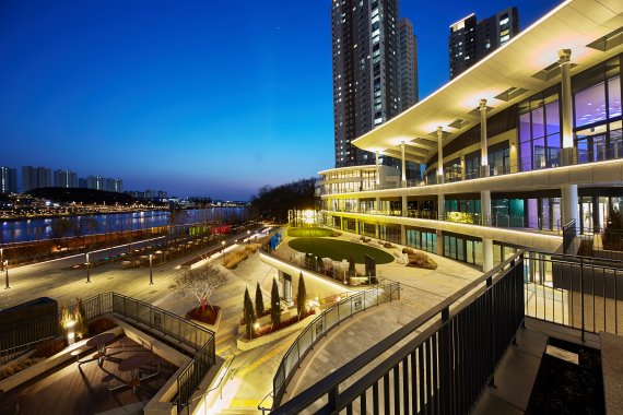 우미건설이 직접 개발 시공한 라이프스타일 파크(Lifestyle Park) 콘셉트의 복합상업공간인 레이크꼬모.