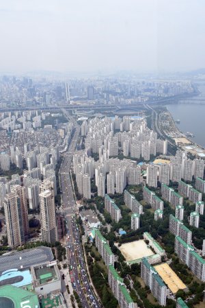 23일부터 서울 송파구 잠실동과 강남구 삼성·대치·청담동에서 토지거래허가제가 시행됐다. 서울 송파구 잠실동과 강남구 삼성동. 사진=서동일 기자