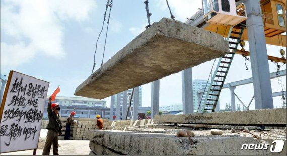 건설 현장에 있는 탈북자 비난 선전물.('조선의 오늘' 갈무리)© 뉴스1