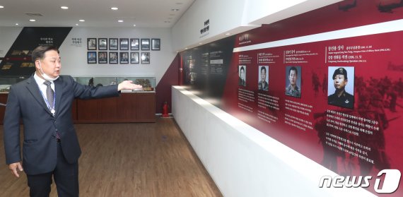 정지욱 국립전사박물관 관장이 국립박물관에 부사관 전쟁영웅에 대해 설명하고 있다2020.6.23 /뉴스1 유경석 기자