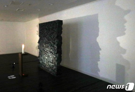 “존재를 마주하다” 육탄 10용사 그들의 존재와 정신을 담아낸 작가 윤중구의 작품이다. 이 작품은 박물관 내에 설치돼 있다. 촛불을 비추면 철모를 쓴 군인의 그림자를 볼 수 있다.2020.6.23/뉴스1 유경석 기자