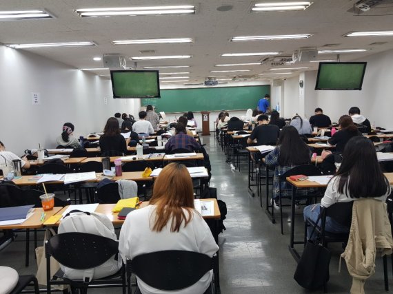 24일 서울 동작구 노량진 한 학원에서 학생들이 간격 두고 자습을 하고 있다. /사진=윤홍집 기자