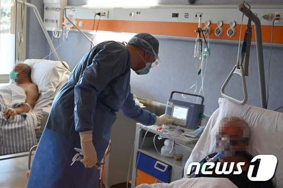 코로나19에 걸린 환자를 돌보는 의료진 © AFP=뉴스1