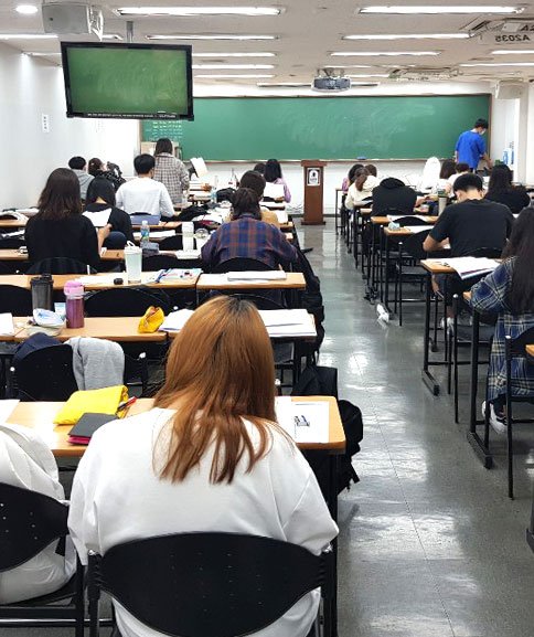 인천국제공항공사가 보안검색 업무 담당 비정규직을 직접 고용한다고 밝힌 이후 후폭풍이 거세다. 24일 서울 동작구 노량진 한 학원에서 학생들이 자습을 하고 있다. 사진=윤홍집 기자