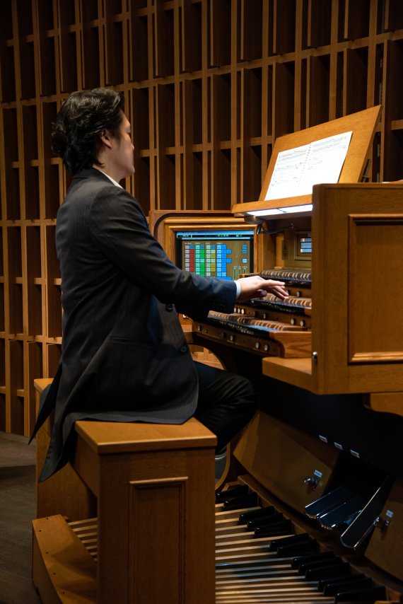 피아니스트이자 오르가니스트인 연주자 조재혁이 24일 서울 신사동 오드포트에서 열린 간담회에서 오르간을 연주하고 있다./사진=클래식앤 /사진=클래식앤