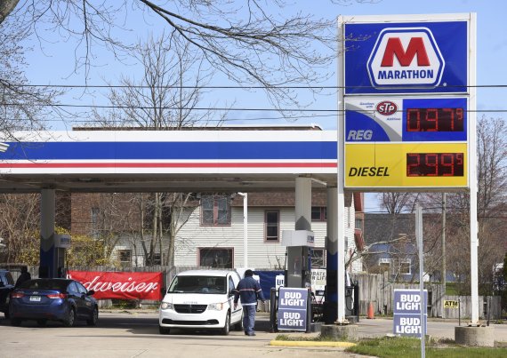 지난 4월 21일 미국 미시간주 사우스헤이븐의 한 주유소에서 고객이 차에 기름을 채우고 있다.AP뉴시스