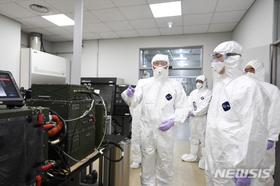 [서울=뉴시스] 국방과학연구소를 방문한 왕정홍 방위사업청장(오른쪽)이 건식제독기 시제품에 대한 설명을 듣고 있다. 2020.03.13. (사진=방위사업청 제공)