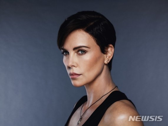 [서울=뉴시스]영화 '올드 가드'의 샤를리즈 테론. (사진=넷플릭스 제공) /사진=뉴시스