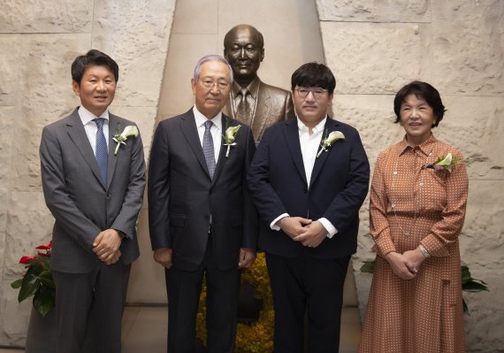 25일 서울 강남구 삼성동 포니정홀에서 열린 포니정 혁신상 시상식 참석자들이 기념촬영을 하고 있다. 왼쪽부터 정몽규 HDC그룹 회장, 김철수 포니정재단 이사장, 방시혁 빅히트 엔터테인먼트 의장, 고 정세영 현대산업개발 명예회장의 부인 박영자 여사.