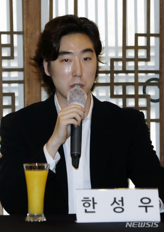 [서울=뉴시스] 고승민 기자 = 무용수 한성우가 25일 서울 한국의집에서 열린 '한국을 빛내는 해외무용스타 초청공연' 기자간담회에서 인사말을 하고 있다. 2020.06.25.kkssmm99@newsis.com