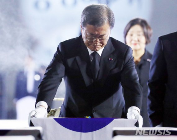 국군 유해 147구 '고국품으로'...文 "단 한 순간도 잊지 않았다"