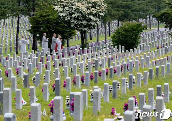 6·25전쟁 70주년을 맞은 25일 오전 서울 동작구 국립서울현충원 6·25전쟁 참전자 묘역을 찾은 스님들이 기도를 하고 있다. 2020.6.25/뉴스1 © News1 이재명 기자