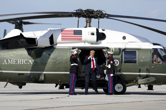 25일(현지시간) 미국 위스콘신주를 방문한 도널드 트럼프 대통령이 그린베이에서 열린 공청회를 마친후 공군1호기 탑승을 위해 해병1호기에서 내리고 있다.AP뉴시스