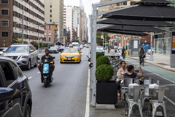 지난 6월 25일 미국 뉴욕주 뉴욕시에서 식당을 찾은 시민들이 실내 좌석이 아닌 야외 좌석에서 식사를 하고 있다.로이터뉴스1