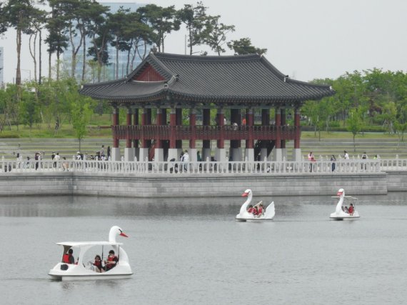 인천경제자유구역(IFEZ) 청라호수공원에 지난 5월 수상·레저시설이 새로 운영되면서 시민들의 호응을 받고 있다. 인천경제청 제공.