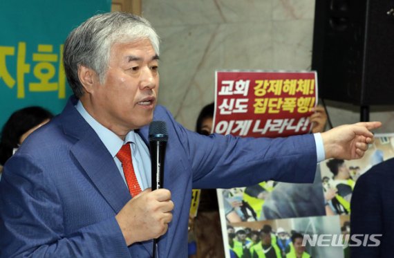 [서울=뉴시스] 고범준 기자 = 전광훈 목사와 변호인단이 지난 24일 오전 서울 성북구 사랑제일교회에서 교회 철거 및 용역의 충돌과 관련 기자회견을 하고 있다. 2020.06.24. bjko@newsis.com /사진=뉴시스