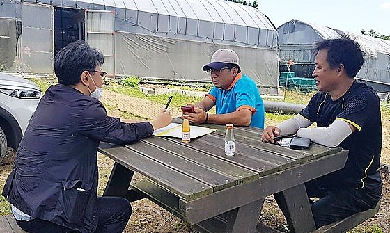 제주대학교 생명과학기술혁신센터에서 표고버섯 재배농가를 찾아 현장 상담을 진행하고 있다.