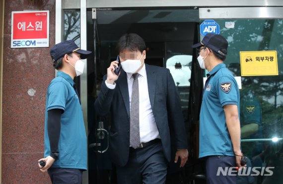 [서울=뉴시스] 조수정 기자 = 대북전단 살포를 해온 탈북민단체 '자유북한운동연합' 박상학 대표와 동생 '큰샘' 박정오 대표의 사무실에 대해 경찰이 압수수색을 한 26일 오후 서울 강남구 일원동 박상학의 '자유북한운동연합' 사무실에서 변호인이 나오고 있다. 2020.06.26. chocrystal@newsis.com
