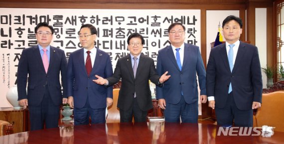 朴의장·여야 원내대표 협상 진행 중…의원들 비상대기