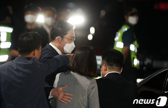 불법 경영승계 의혹을 받고 있는 이재용 삼성전자 부회장이 지난 9일 새벽 법원의 구속영장 기각에 결정에 따라 경기 의왕시 서울구치소에서 귀가하고 있다. 2020.6.9/뉴스1 © News1 황기선 기자
