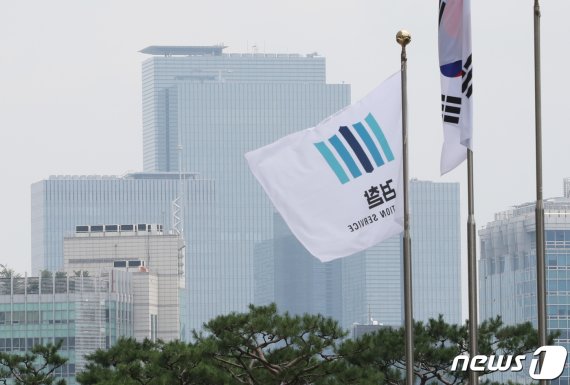 삼성 합병 의혹 등에 대한 이재용 삼성전자 부회장에 대한 기소 여부를 판단하는 검찰수사심의위원회가 열린 26일 서울 대검찰청에서 검찰 깃발과 삼성전자 서초사옥이 함께 보이고 있다. 2020.6.26/뉴스1 © News1 이성철 기자
