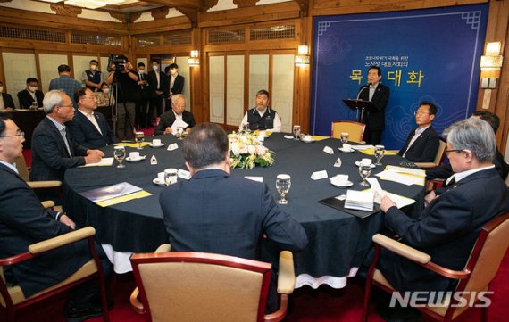 [서울=뉴시스] 고범준 기자 = 정세균 국무총리가 18일 오후 서울 종로구 총리공관에서 열린 '신종 코로나바이러스 감염증(코로나19) 위기 극복을 위한 노사정 대화'에서 모두발언을 하고 있다. 2020.6.18. photo@newsis.com