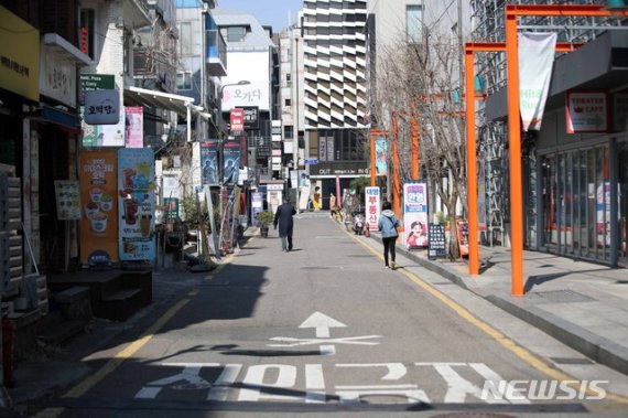 [서울=뉴시스]김선웅 기자 =8일 연극 공연장이 다수 위치한 서울 종로구 대학로가 코로나19의 여파로 한산한 모습을 보이고 있다. 2020.03.08. mangusta@newsis.com