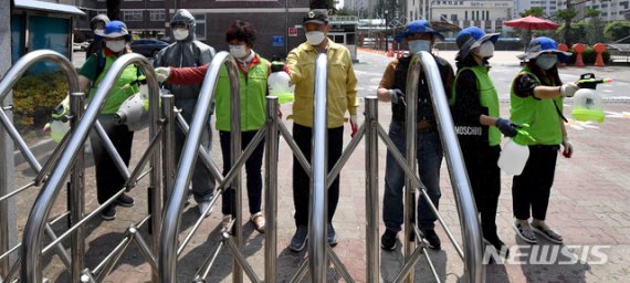 [광주=뉴시스] 신대희 기자 = 광주 북구보건소 직원들과 동 자율방역단이 22일 오전 북구 모 중학교에서 신종 코로나바이러스 감염증(코로나19) 예방을 위한 소독 작업을 하고 있다. 광주에서는 지난 20일 33번째 코로나19 확진자가 나왔다. 2020.06.22. sdhdream@newsis.com