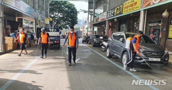 [음성=뉴시스]강신욱 기자 = 충북 음성군 삼성면남여의용소방대가 28일 신종 코로나바이러스 감염증(코로나19) 지역사회 확산 방지를 위한 방역활동을 하고 있다. (사진=음성군 제공) 2020.06.28. photo@newsis.com