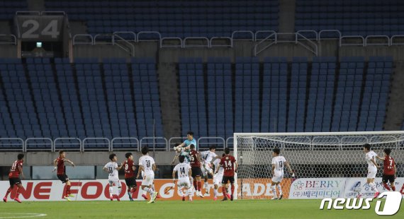 26일 오후 경기도 부천시 부천종합운동장에서 열린 프로축구 '하나원큐 K리그2 2020' 4라운드 부천FC와 제주유나이티드의 경기가 신종 코로나바이러스 감염증(코로나19) 여파로 무관중 속에서 치러지고 있다. 2020.5.26/뉴스1 © News1 구윤성 기자