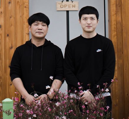 코리우드의 이현우(왼쪽), 박성준 공동대표가 코리우드 수족관 앞에서 사진촬영을 하고 있다. 이 대표는 공무원 시험을 접고 고향인 경북 경산에 내려와 지역주도형 청년일자리 사업을 통해 코리우드를 창업했다. 현재 코리우드는 열대어 마니아들이 꾸준히 찾는 지역 명소가 됐다. 행정안전부 제공