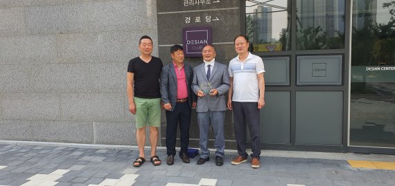 김남규 전주 시의원(사진 왼쪽에서 세번째)이 전주 송천동 에코시티 데시앙 12블럭 아파트 동대표(회장 김재범) 및 주민들에게 감사패를 받았다.