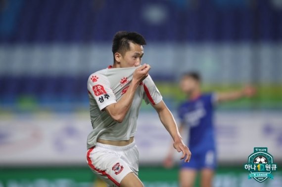 [서울=뉴시스] 수원월드컵경기장에선 상주 상무가 강상우의 결승골로 수원 삼성을 1-0으로 제압하며 3연승을 달렸다.(제공=프로축구연맹)