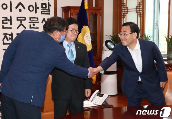 박병석 국회의장과 여야 원내대표 2020.6.28/뉴스1 © News1 박세연 기자