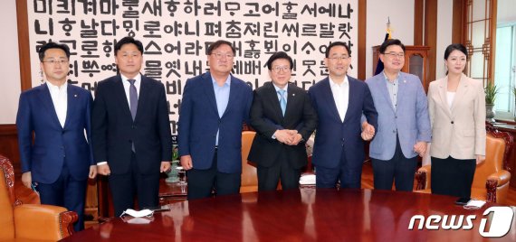 박병석 국회의장과 여야 원내대표가 28일 오후 서울 여의도 국회 의장실에서 원구성 논의를 위한 회동을 하고 있다. 왼쪽부터 박성준 더불어민주당 원내대변인, 김영진 총괄원내수석부대표, 김태년 원내대표, 박병석 국회의장, 주호영 미래통합당 원내대표, 김성원 원내수석부대표, 배현진 원내대변인. 2020.6.28/뉴스1 © News1 박세연 기자
