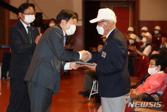 [제주=뉴시스]우장호 기자 = 원희룡 제주지사가 25일 오전 제주시 노형동 한라대학교 한라아트홀에서 열린 '6.25전쟁 70주년 기념식'에 참석해 참전 용사와 인사하고 있다. 2020.06.25. woo1223@newsis.com