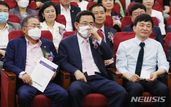 [서울=뉴시스] 김진아 기자 = 주호영(가운데) 미래통합당 의원과 홍준표(왼쪽) 무소속 의원, 원희룡 제주도지사가 9일 서울 여의도 의원회관에서 열린 '대한민국 미래혁신포럼' 21대 국회 개원 기념 특별강연에 참석해 있다. 2020.06.09. bluesoda@newsis.com