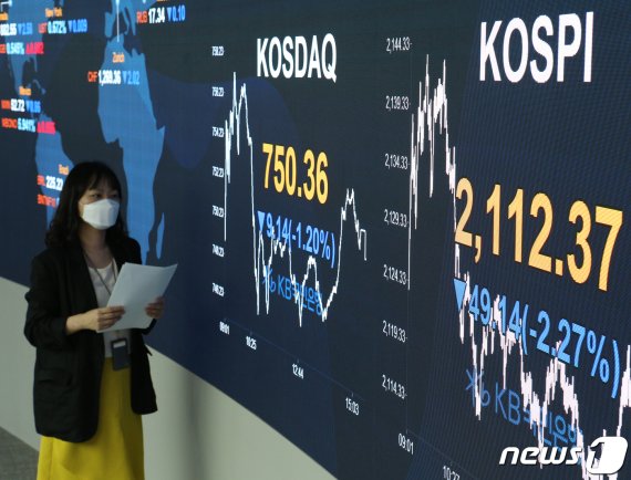 25일 오후 서울 영등포구 KB국민은행 여의도지점 스마트딜링룸에서 직원이 업무를 보고 있다. 2020.6.25/뉴스1 © News1 신웅수 기자
