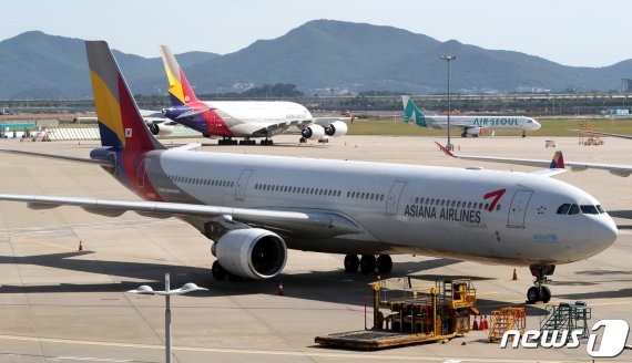 인천국제공항 계류장에 아시아나항공 여객기가 멈춰서 있다. 뉴스1 © News1 정진욱 기자