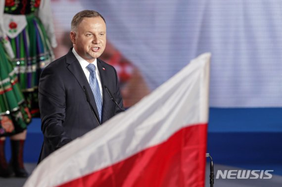 안제이 두다 폴란드 대통령이 지난 6월 28일(현지시간) 폴란드 워비츠에서 열린 대통령 선거 투표가 끝난 후 지지자들에게 연설하고 있다. 뉴시스.
