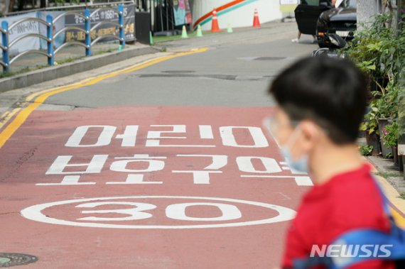 작년 6월 29일 서울 종로구의 한 초등학교 인근 어린이보호구역에서 한 학생이 등교하고 있다. 뉴시스