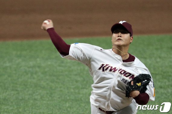 28일 오후 서울 구로구 고척스카이돔에서 열린 '2020 프로야구 신한은행 SOL KBO리그' KIA 타이거즈와 키움 히어로즈 경기에서 키움 교체투수 조상우가 역투하고 있다. 2020.6.28/뉴스1 © News1 황기선 기자