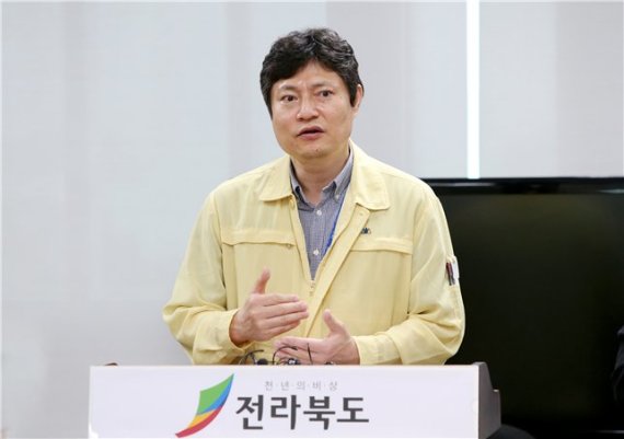 의사출신 강영석 전북도 보건의료과장이 전북 27번 확진자 관련 브리핑을 하고 있다.