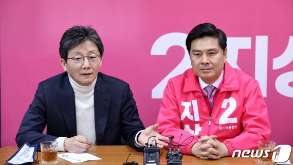 유승민 전 의원(왼쪽)과 지상욱 전 의원의 모습. 2020.3.29/뉴스1 © News1 이승배 기자