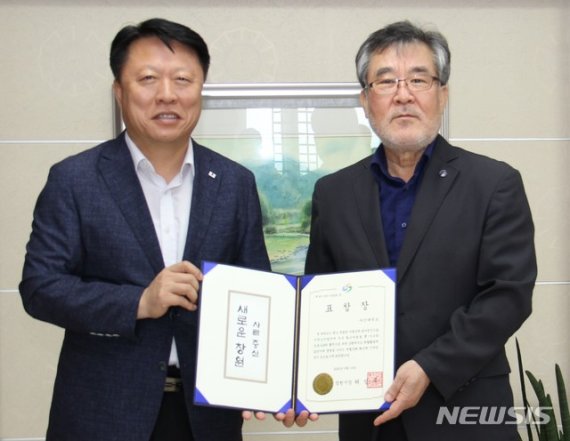 [창원=뉴시스] 마산대학교 이학은(오른쪽) 총장이 29일 총장실에서 김동수 경남혈액원장으로부터 '세계 헌혈자의 날' 표창장을 받고 있다.(사진=마산대학교 제공) 2020.06.29. photo@newsis.com