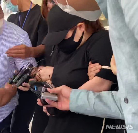[천안=뉴시스]이종익 기자 = 의붓아들을 여행가방에 감금해 숨지게 한 혐의(아동학대범죄의처벌 등에 관한 특례법상 아동학대치사)로 경찰에서 구속 수사를 받아온 사실혼 관계의 A씨(43·여)가 10일 오후 천안서북경찰서에서 기소 의견으로 대전지검 천안지청으로 송치되고 있다. 2020.06.10. 007news@newsis.com