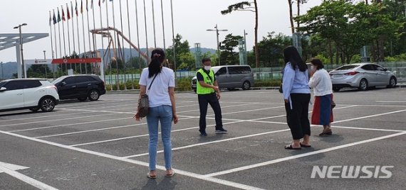 [경주=뉴시스] 이은희 기자= 27일 하이코에서 여성 3명이 시민참여단 사전워크숍에 참석하기 위해 버스에서 내리자 반대 측 주민이 이들을 향해 '집으로 가라'고 소리치며 물을 뿌리고 있다. 2020.6.29. leh@newsis.com