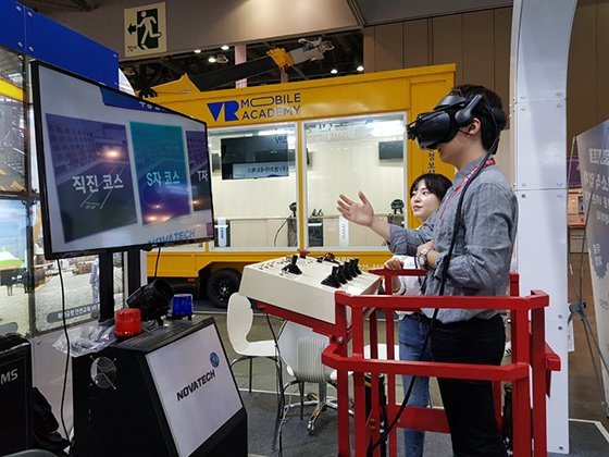 노바테크 직원이 모바일 아카데미에서 가상현실(VR) 교육을 진행하고 있다.