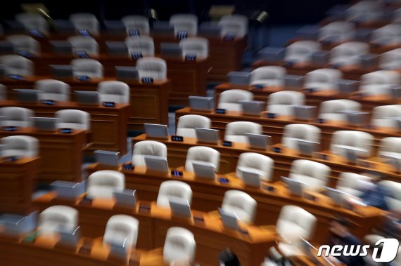 29일 국회에서 미래통합당이 불참한 가운데 본회의가 열리고 있다. 2020.6.29/뉴스1 © News1 이동해 기자